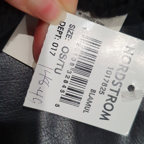 Brand new Ugg Cable Knit scarf with pom pom black - Picture 3 of 6